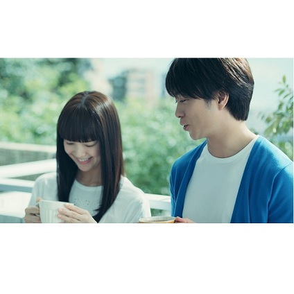 櫻井翔さんが多部未華子さんに、似顔絵ココアアートをプレゼント♪　優しい夫役を好演する花王「エッセンシャル flat」新TV-CMがオンエア開始
