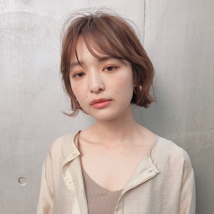 透け感前髪と透明感カラーが薫風を運ぶ！大人かわいい前髪ありのミニマムボブ