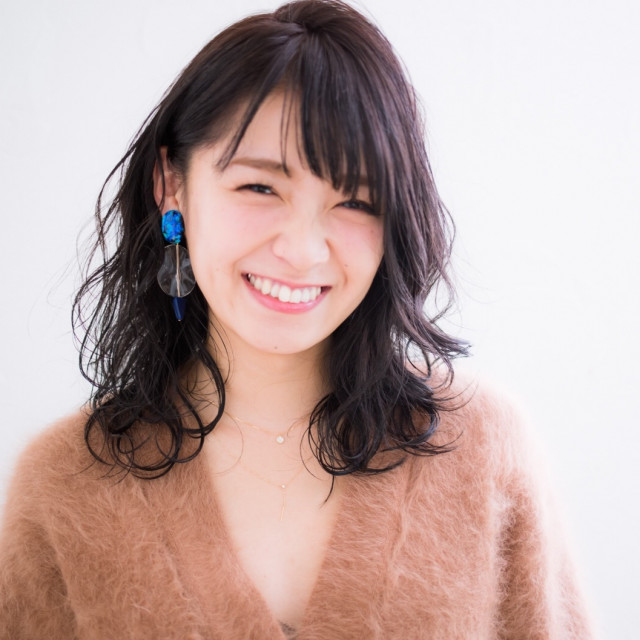 “耳下平巻きパーマ”で明るく柔らかな印象のセミロング
