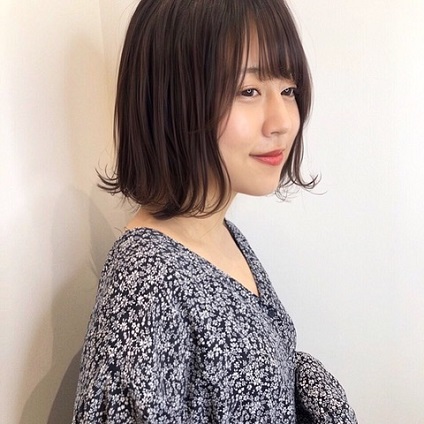 透けバング＋ストレートなボブヘアでナチュラル美人な印象に。地毛っぽいアッシュブラウンが今っぽさUP