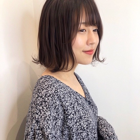 透けバング ストレートなボブヘアでナチュラル美人な印象に 地毛っぽいアッシュブラウンが今っぽさup 美的 Com