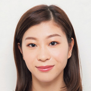 前髪は全体の半分に！顔周りに動きを