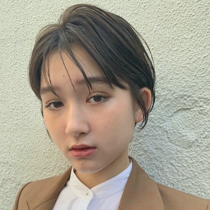 計算された耳掛けヘアスタイルでつくる爽やかショート！立体感と抜け感で軽さを演出