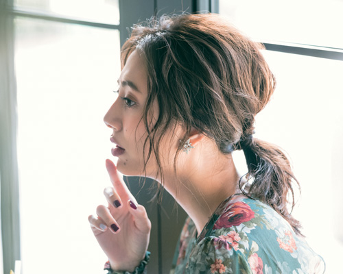 後れ毛のおしゃれな出し方がわからない ランダムに が難しい人に画像付きでセルフでのやり方を紹介 美的 Com 後れ毛のおしゃれな出し方がわからない ランダムに が難しい人に画像付きでセルフでのやり方を紹介 美的 Com
