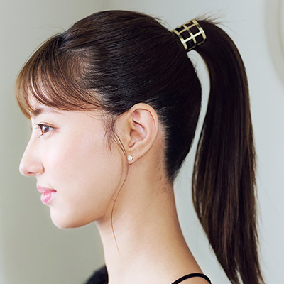 ロングヘアの簡単アレンジ｜涼しげに見える後れ毛控えめのタイトポニー