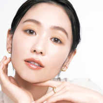 カラフルな目元に浮かない、 抜け感のある“透けフワ眉”｜人気H&M岡田知子さんが提案