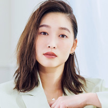 おしゃれバレッタを使ったエレガントなヘアアレンジ法