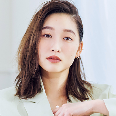 おしゃれバレッタを使ったエレガントなヘアアレンジ法