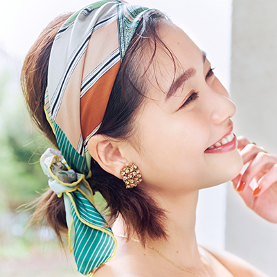 初夏のヘアアレンジは、ざっくり束ねてリラックススタイルで♪