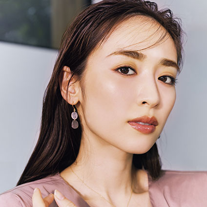 話題騒然！「アンプリチュード」のブラウングロスが、この夏“さりげないこなれ感”で使えると評判♪