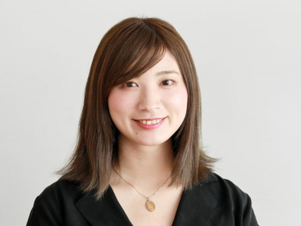 ポニーテールをアレンジした“シニョン風”アップスタイル