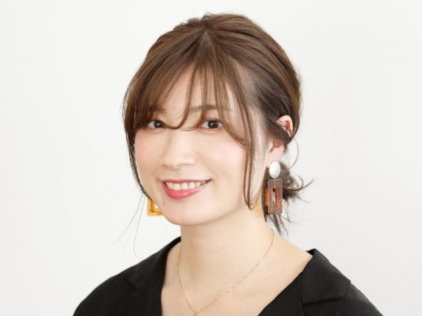 ポニーテールをアレンジした“シニョン風”アップスタイル