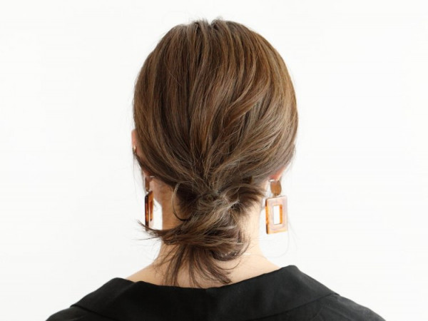 ポニーテールをアレンジした“シニョン風”アップスタイル