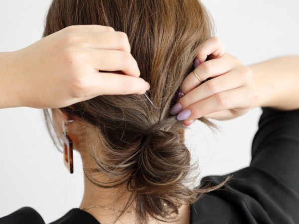 ポニーテールをアレンジした“シニョン風”アップスタイル