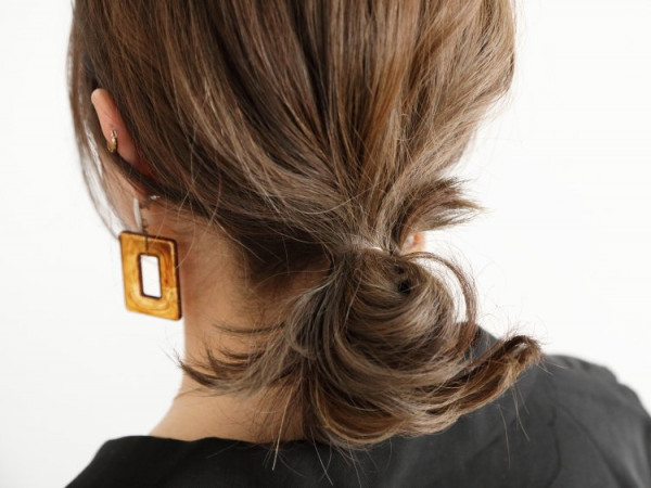 ポニーテールをアレンジした“シニョン風”アップスタイル