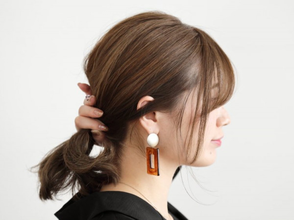 ポニーテールをアレンジした“シニョン風”アップスタイル