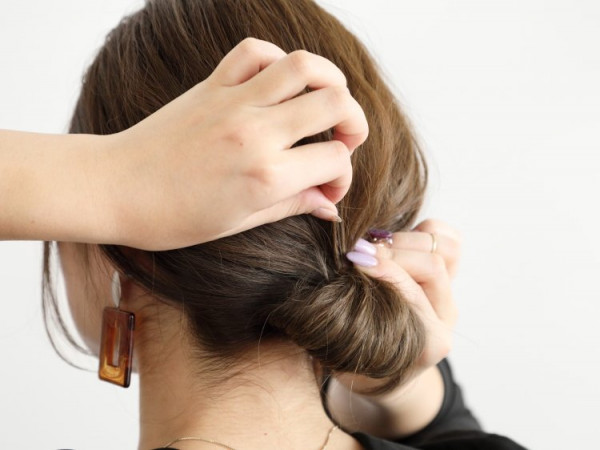 ポニーテールをアレンジした“シニョン風”アップスタイル