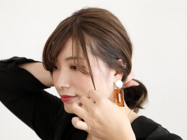ポニーテールをアレンジした“シニョン風”アップスタイル