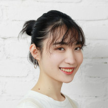 ハチ張りをカバーして頭をコンパクトな印象に！｜ヘアゴムひとつでできるお手軽おだんごヘア【美容賢者の髪コンプレックス解消vol. 112】