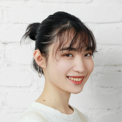 ハチ張りをカバーして頭をコンパクトな印象に！｜ヘアゴムひとつでできるお手軽おだんごヘア【美容賢者の髪コンプレックス解消vol. 112】