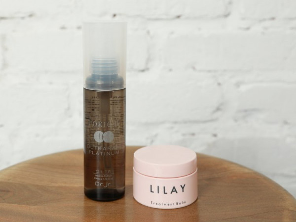 サイドの毛束を少し引き出し、耳にかける