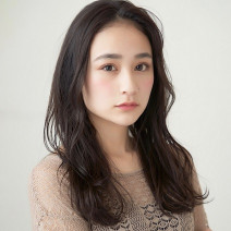 ダークカラーヘアでも柔らかい印象に！前髪なしの美人ロングはゆるやかカールで艶っぽく