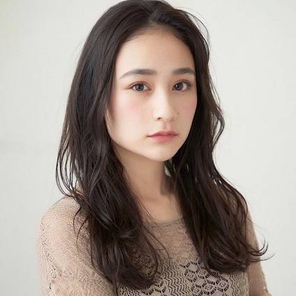 ダークカラーヘアでも柔らかい印象に！前髪なしの美人ロングはゆるやかカールで艶っぽく