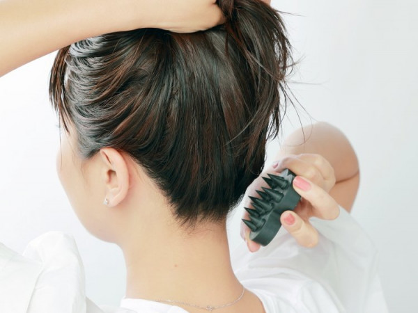 うねりを押さえるヘアケアアイテムの使い方