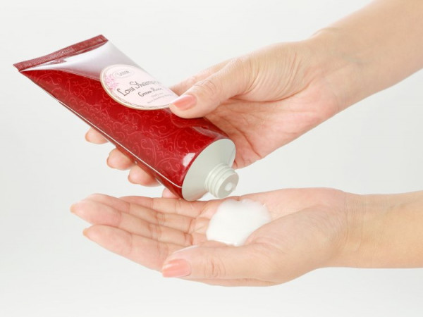 うねりを押さえるヘアケアアイテムの使い方