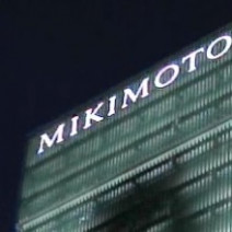 今だからこそ！銀座から発信…ミキモト銀座 4丁目本店の壁面に 「Stay safe. Stay strong」