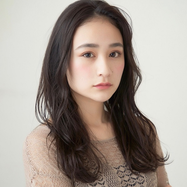 ダークカラーヘアでも柔らかい印象に 前髪なしの美人ロングはゆるやかカールで艶っぽく 美的 Com