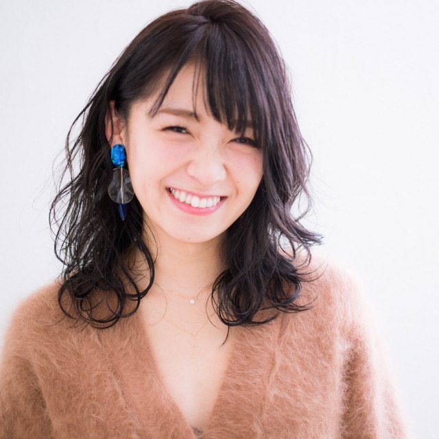 耳下平巻きパーマで華やかに