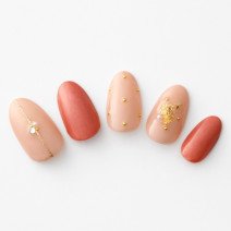 【365日ネイル】ゴールドアートで品良く…手肌がキレイに見えるオレンジ系のツートンネイル