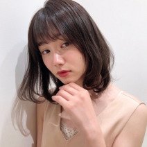 ぱっつんシースルーバングで目力アップ！今っぽい“エモフェミニン”ロブ