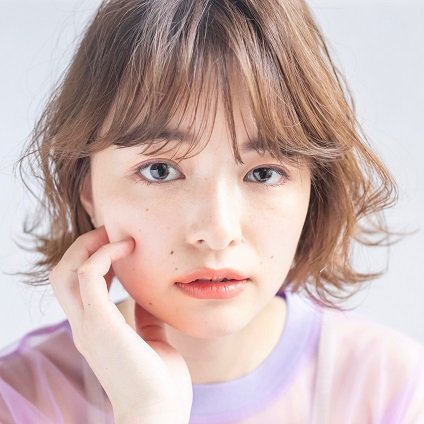 長めバングで抜け感たっぷり！エアリーな外ハネボブでおしゃれヘアに