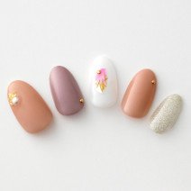 【365日ネイル】組み合わせ方でいつものカラーをクラスアップ！シックに華やぐエレガントネイル