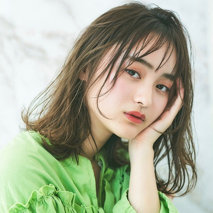 涼しげなミディアムヘアは、オリーブベージュとフェミニン透け感パーマが鍵！