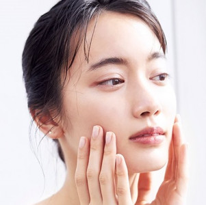 顔のむくみを取るとっておきの方法とは？ 手ごたえアリ！のマッサージとツボ押し、サプリをご紹介