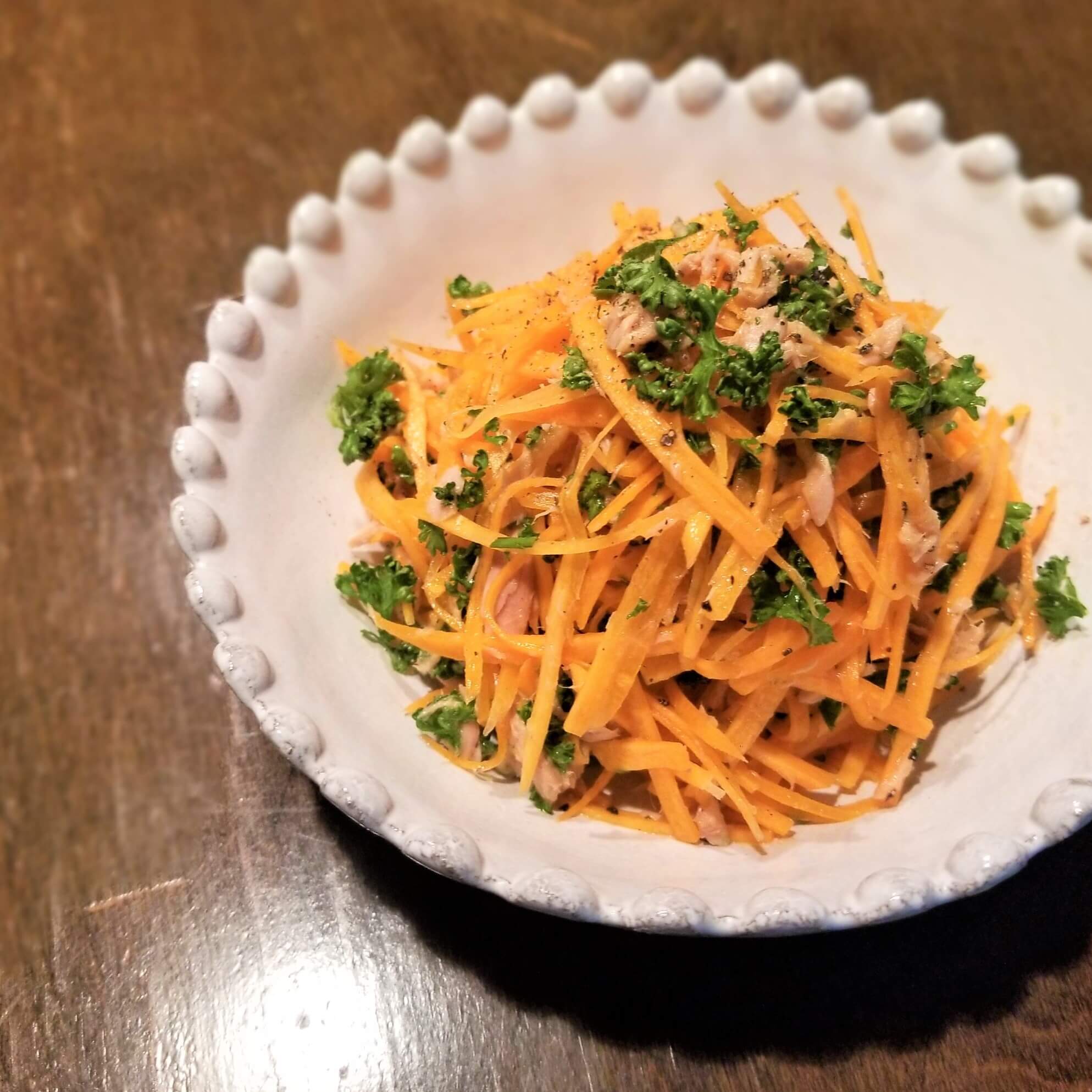 免疫力をサポートする野菜で、だるい梅雨もすっきり元気に乗り切る！「ニンジンとパセリとツナのサラダ」Today’s SALAD #122
