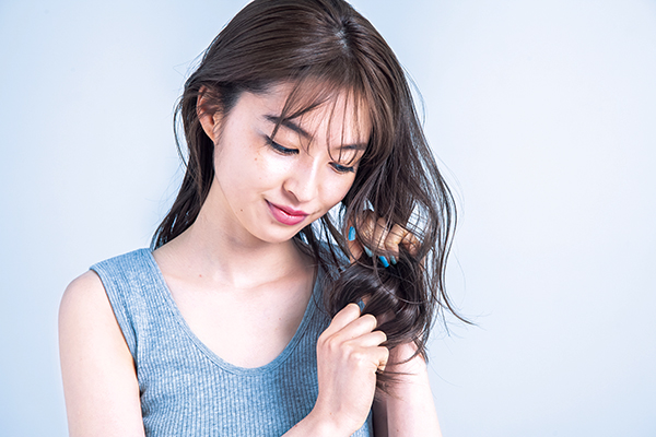 梅雨時期のヘアケア術 髪のうねり くせ毛を抑える オイルミルフィーユ って知ってる ケア方法 おすすめアイテムをご紹介 美的 Com