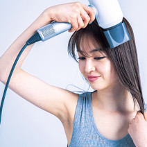 湿気が多くても巻き髪やストレートヘアを長時間もたせるコツは？ 美髪のエキスパートおすすめのアイテムも