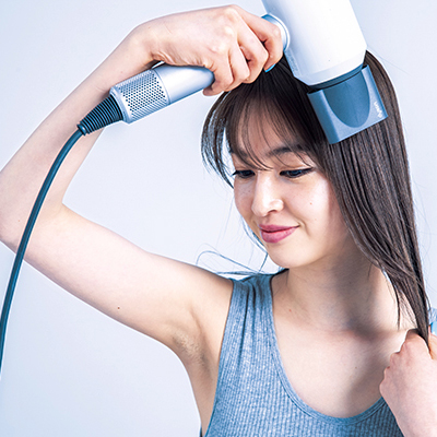 湿気が多くても巻き髪やストレートヘアを長時間もたせるコツは？ 美髪のエキスパートおすすめのアイテムも