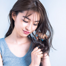 梅雨時期のヘアケア術｜髪のうねり・くせ毛を抑える“オイルミルフィーユ”って知ってる？ ケア方法＆おすすめアイテムをご紹介