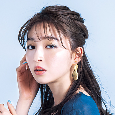 梅雨時の簡単ヘアアレンジ｜湿気によるうねりもきちんと見える◎ 「重ねくるりんぱハーフアップ」