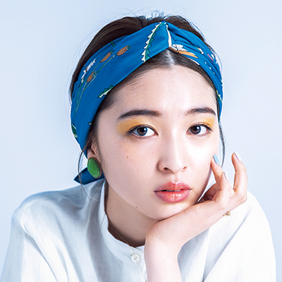 湿気が多い日のヘアアレンジ｜即効おしゃれに映える「スカーフターバン・シニヨン」