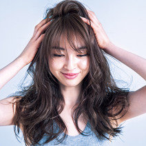 梅雨に負けないヘアスタイリング法｜湿気があってもふんわり無造作へアに♪ モデルもやってるマル秘テクは？