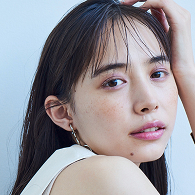 あの“クーピー”柄のラメたっぷりマスカラ｜ピュアな「涙っぽメイク」が今年気分