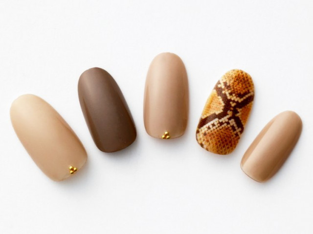 スネーク柄は1本に絞ってエレガントな仕上がりに