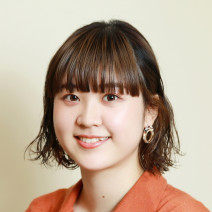 湿気でうねるクセを生かす！｜ゆるやかなウェーブが女らしいパーマ風ダウンスタイル【美容賢者の髪コンプレックス解消vol. 119】