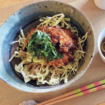 野菜たっぷりカツ丼やラムチョップ丼でパワー回復！美容の達人が教えるお手軽レシピ